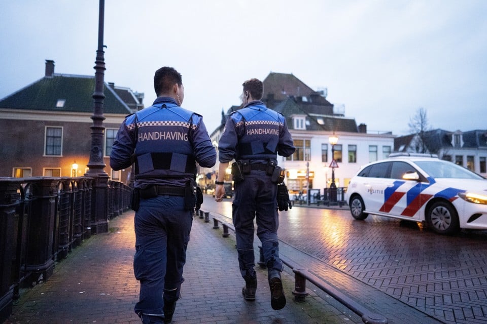 Twee handhavers op pad door het centrum van Haarlem.