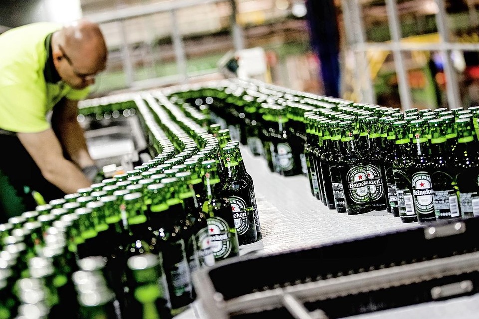 Bierflesjes op de lopende band in de Heineken brouwerij Zoeterwoude