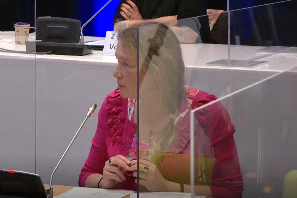 Marion Veerbeek spreekt de gemeenteraad van Haarlem toe in maart 2022.