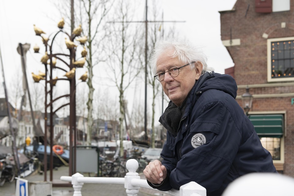 De Weesper burgemeester Bas Jan van Bochove bij het kunstwerk Duivenprieel van Marte Röling. ,,Dit beeld is een landmark.”