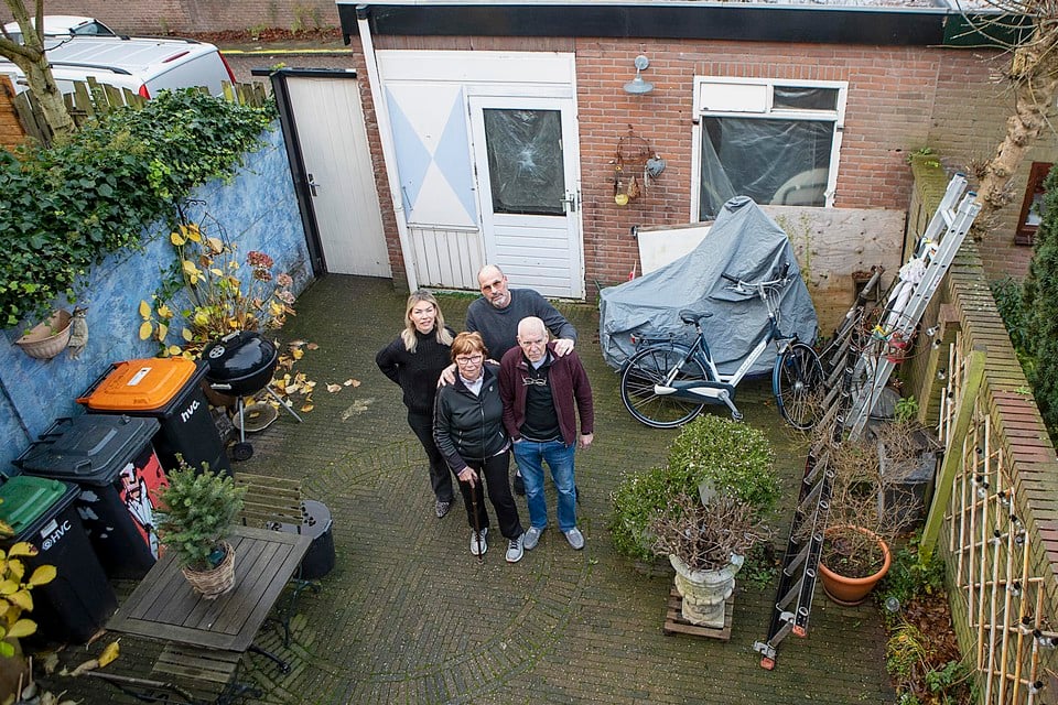 Marcel en Annette Hienkens met ouders op de plek waar de mantelzorgwoning moet komen te staan.