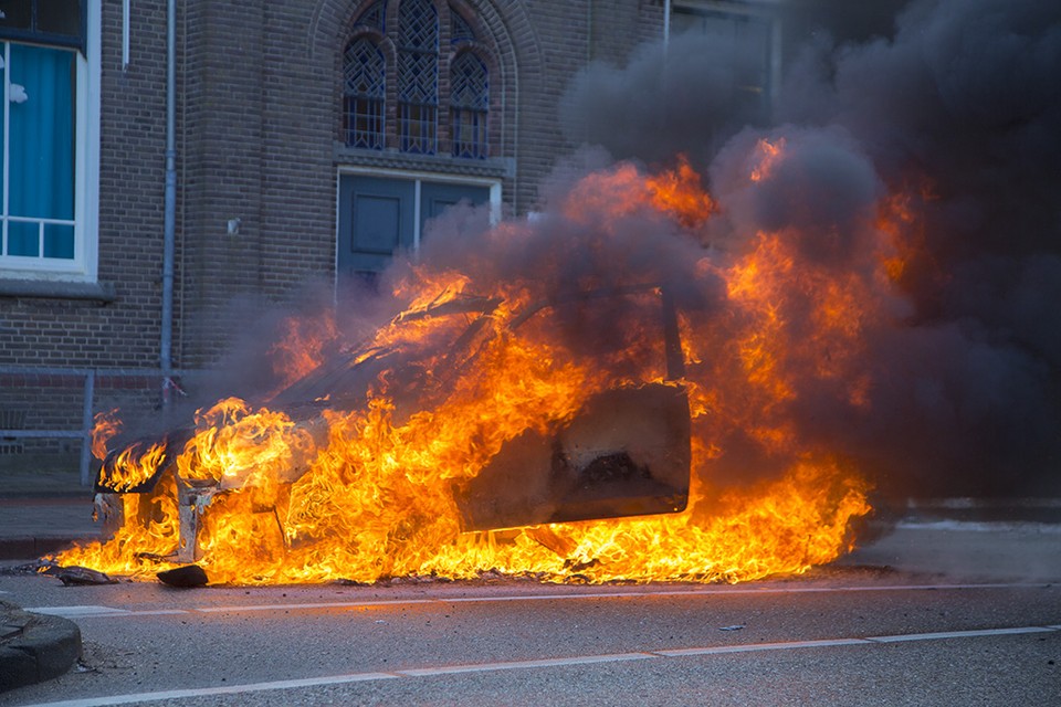 Rijksstraatweg Haarlem afgesloten door brandende auto. Foto Michel van Bergen