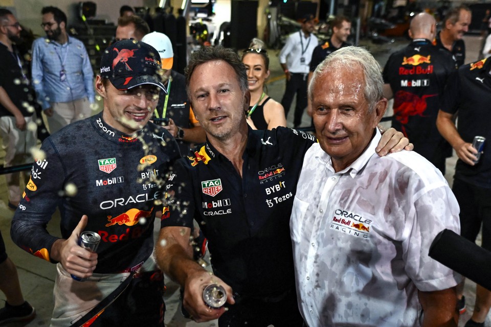 Max Verstappen viert de zege in Abu Dhabi met teambaas Christian Horner en topman Helmut Marko (rechts).