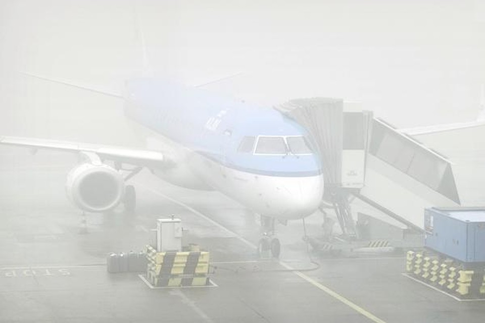 Tientallen vluchten werden geannuleerd door de mist.