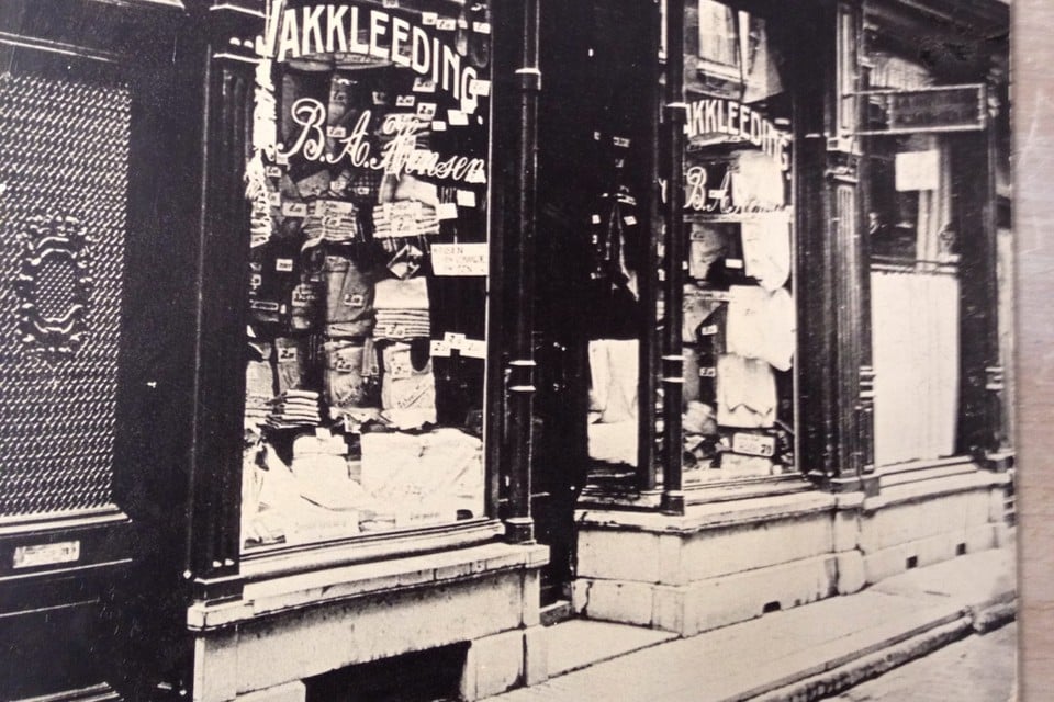 De winkel in april 1914, vlak na de opening.