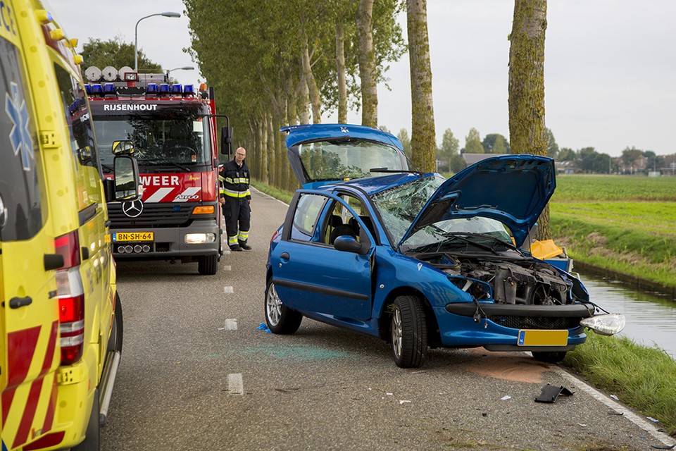 Man ernstig gewond bij verkeersongeval  Bennebroekerweg. Foto: Michel van Bergen
