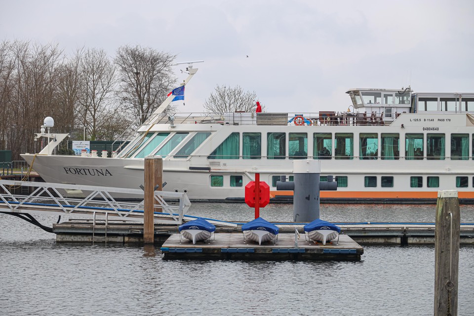 Als het aan de raad van Huizen ligt vertrekt de asielzoekersboot nog voor de zomer uit de haven.