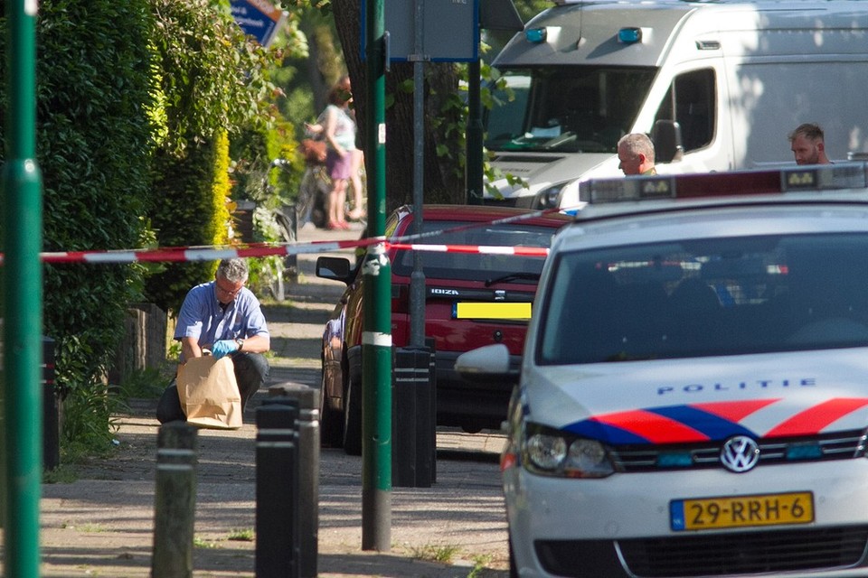 Verdacht pakketje onder auto in Soest vandaan gehaald. Foto Caspar Huurdeman