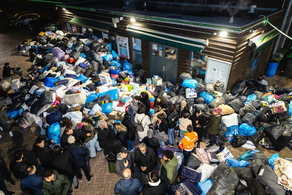 Gisteravond kwamen honderden mensen uit heel Nederland naar de Selimiye Moskee om spullen te doneren.