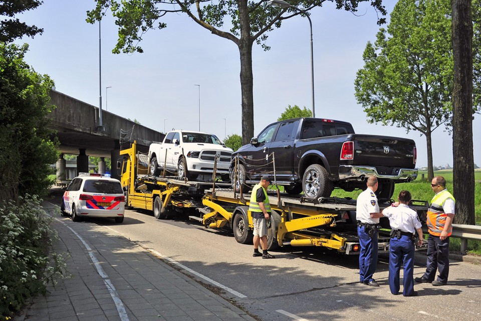 Abbenes: Vrachtwagen vast onder viaduct/
Foto: Eric van Lieshout