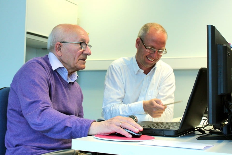 Hein Mulller (rechts) geeft Jaap van den Dool computerles. Foto Dimitri Walbeek