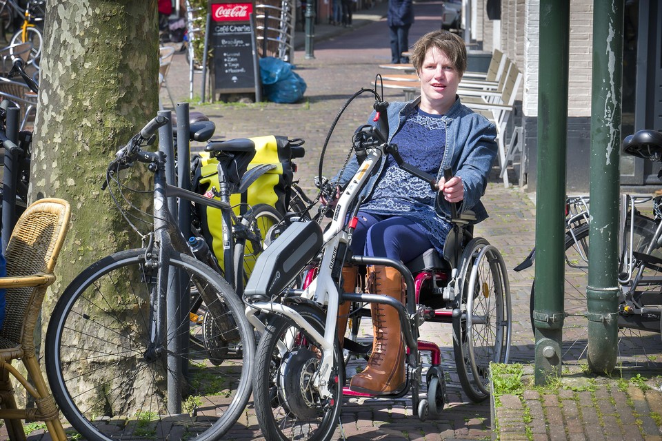 De rit van Femke Schukking naar haar favoriete café De Roemer op de Botermarkt wordt gestuit door geparkeerde fietsen.