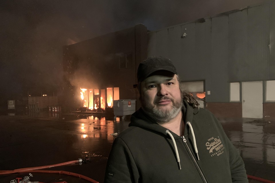 Alex Abbink ziet hoe zijn paintballcentrum volledig ten prooi valt aan de vlammen.
