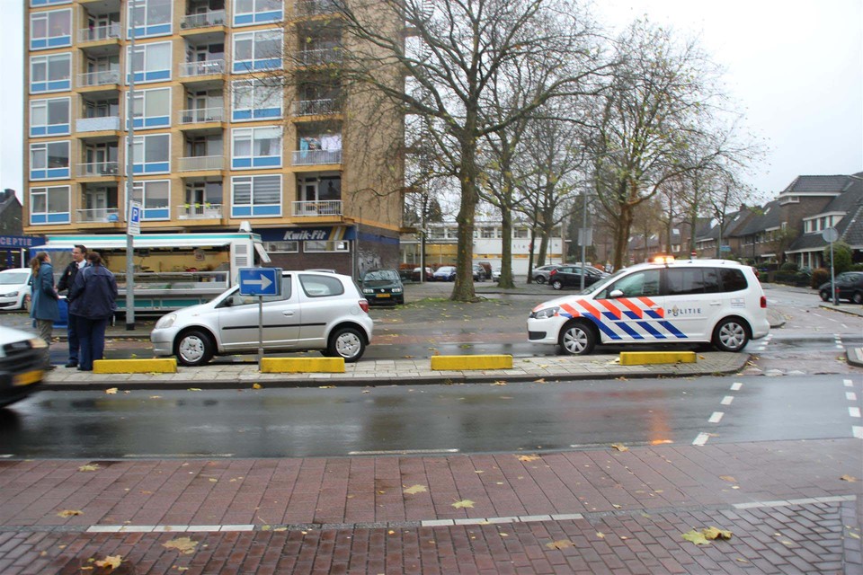 Fietser gewond bij aanrijding met auto in Hilversum. Foto: AS Media