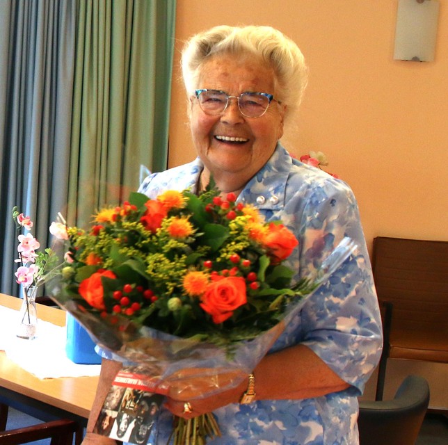 Mevrouw Horst-Leenhouts is blij met de bloemen.