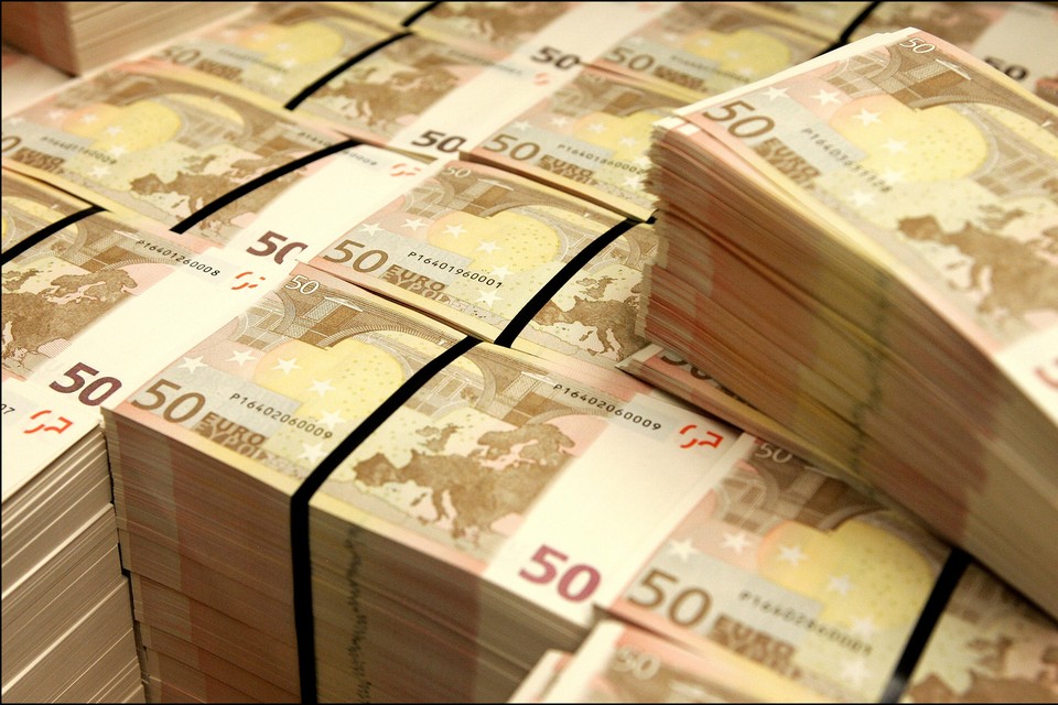 Achter een schot op zolder had de 66-jarige vrouw drie sokken verstopt met daarin 50.000 euro aan contanten.