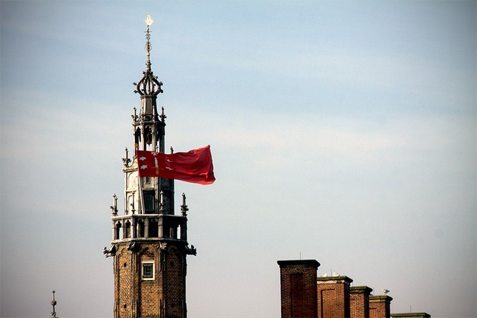 Haarlem-vlag aan de toren van het stadhuis. Foto Richard Stekelenburg