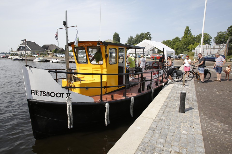 De fietsboot op een warme augustusdag in de Porseleinhaven in Loosdrecht.