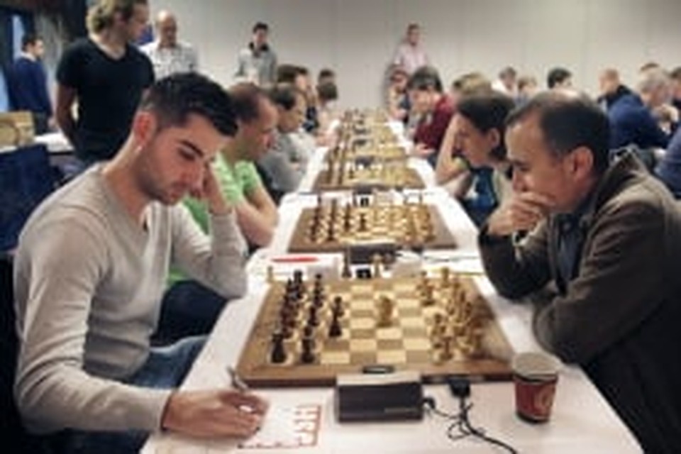 Bok (links) in gevecht met Guliyev, tweede van rechts de latere toernooiwinnaar Levente Vajda.