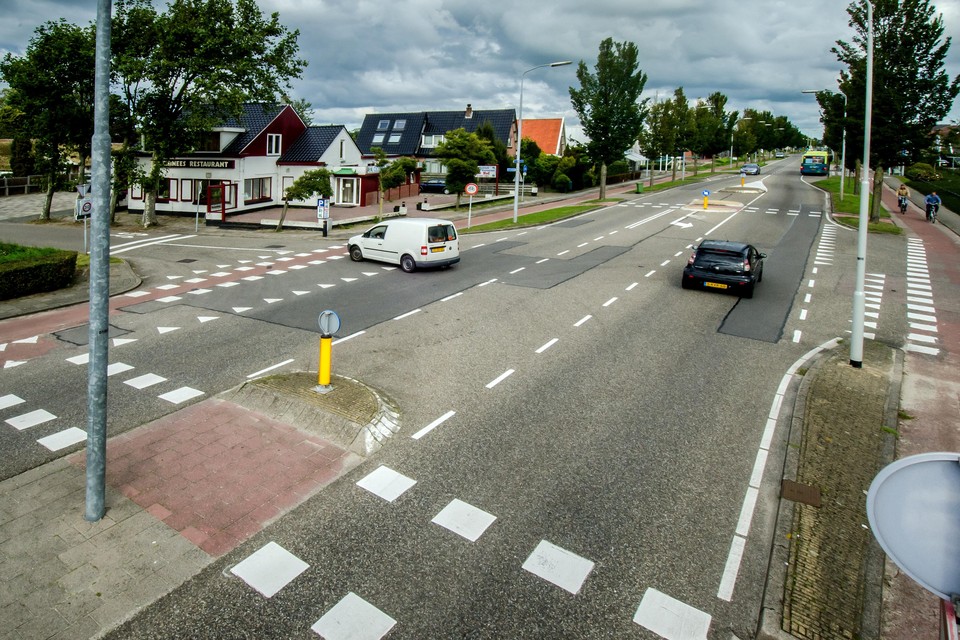 De gemeente wil op deze kruising Rijksweg - Visweg een rotonde aanleggen. Een inwoner met bezwaren tegen het plan is inmiddels bij de Raad van State beland.