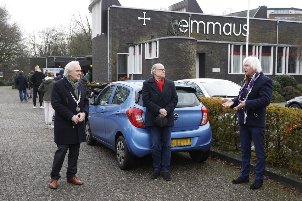 Pastoor Jules Dresmé (r) is met burgemeester Pieter Broertjes en GGD-directeur René Stumpel bij de opening van de testlocatie.