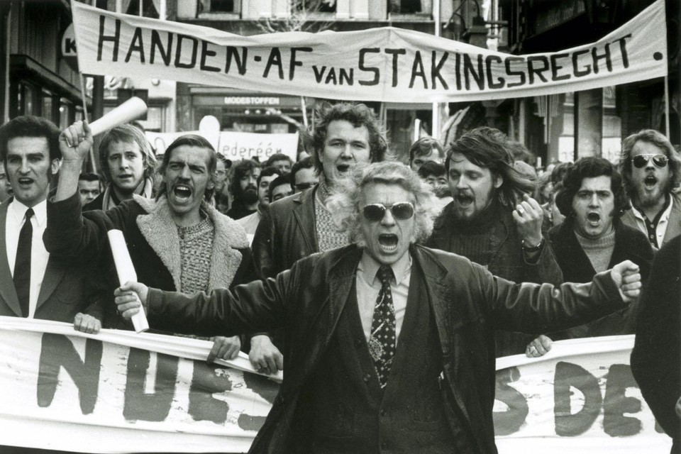 Freek de Looze voert de demonstranten aan op weg naar de rechtbank in 1973.