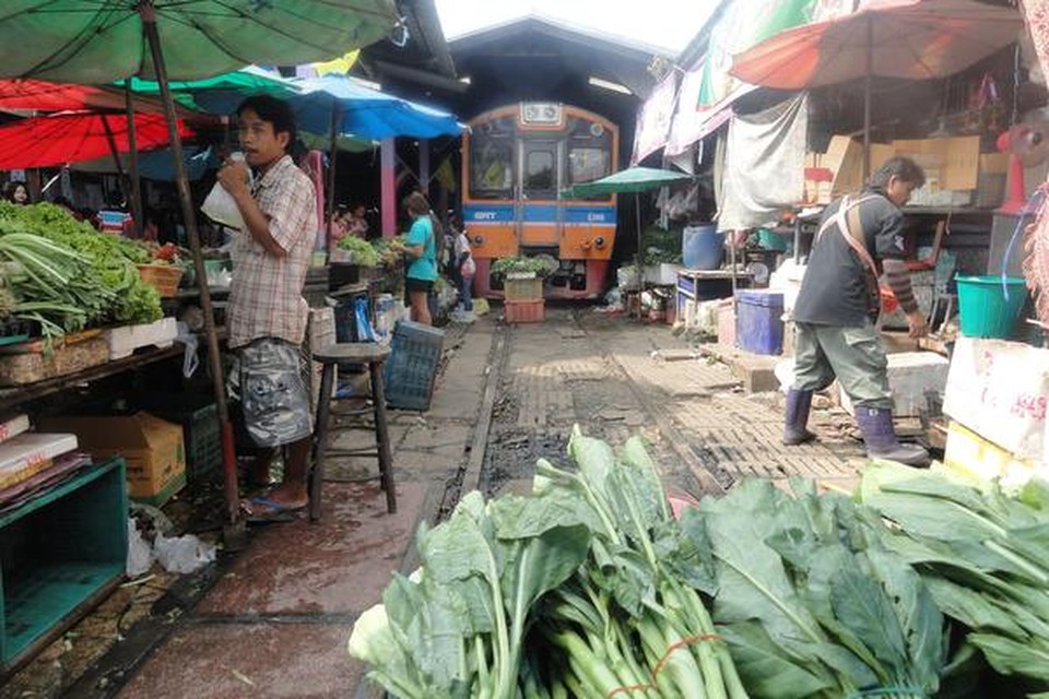 De spoorwegmarkt van Samut Sakhon.