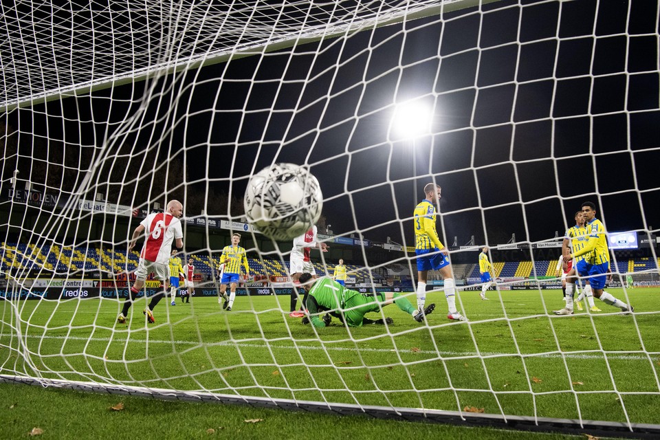 Jurrien Timber van Ajax (buiten beeld) scoort de 4-0.