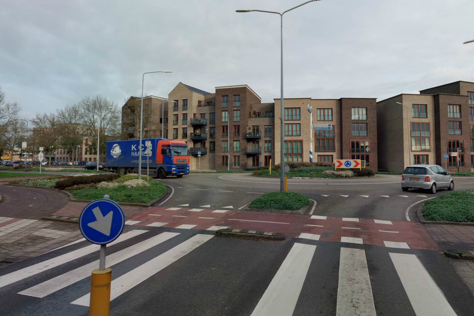 Rotonde Korte Muiderweg/Leeuwenveldseweg.