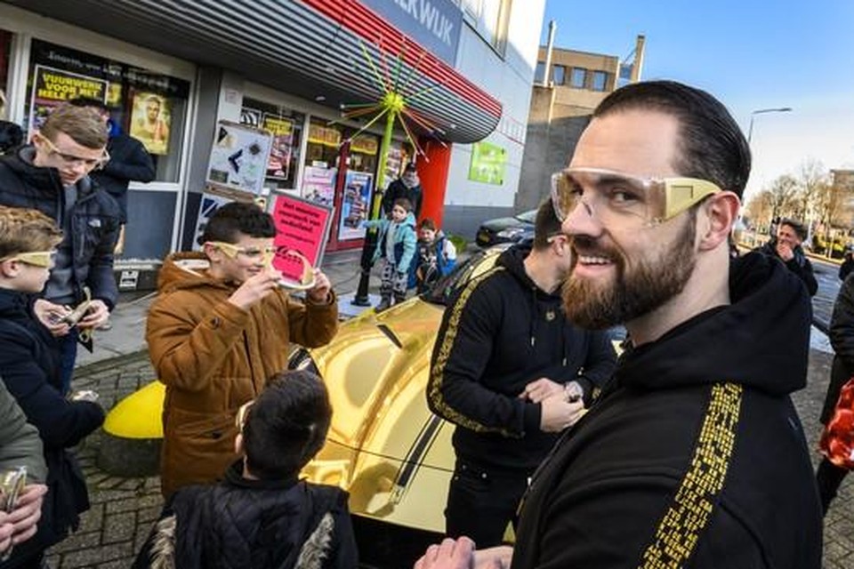 Acht Signaal Tirannie Met één oog valt niet te leven': vlogger Joel Beukers start in Haarlem  campagne om bril te dragen bij afsteken van vuurwerk [video] |  Haarlemsdagblad