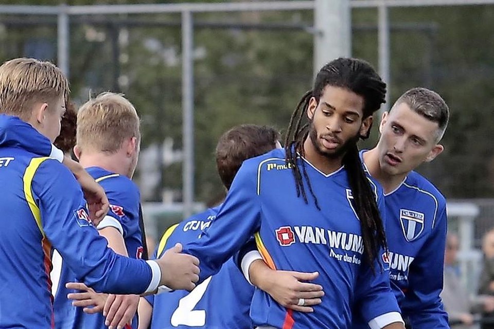 Oseanu Doorn is het middelpunt van vreugde bij FC Weesp tijdens het duel met Ouderkerk.