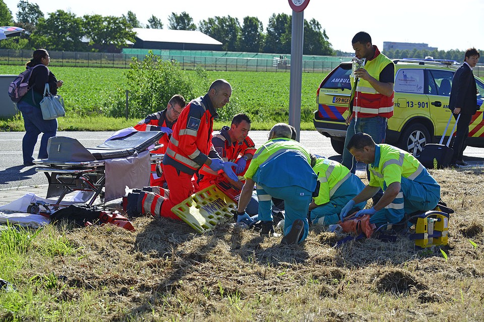 Dubbele aanrijding Schiphol: motorrijder gewond; politiemotor en ambulance botsen. Foto Eric van Lieshout