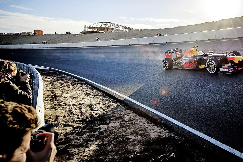 Formule 1-coureur Max Verstappen eerder dit jaar tijdens de eerste officiële rondjes op het vernieuwde circuit van Zandvoort.