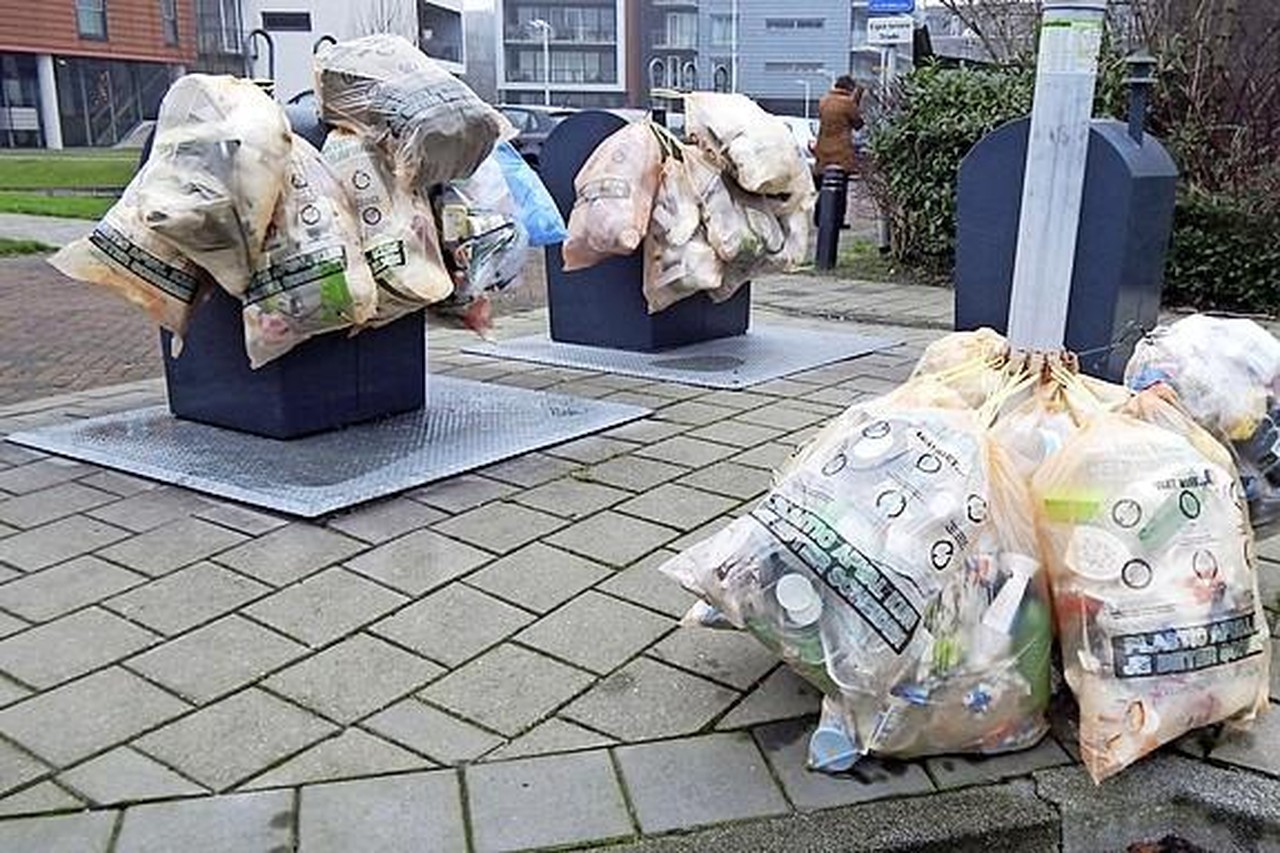 Tragisch Per bereik HVC: 'Plastic liefst in doorzichtige zak' | IJmuidercourant