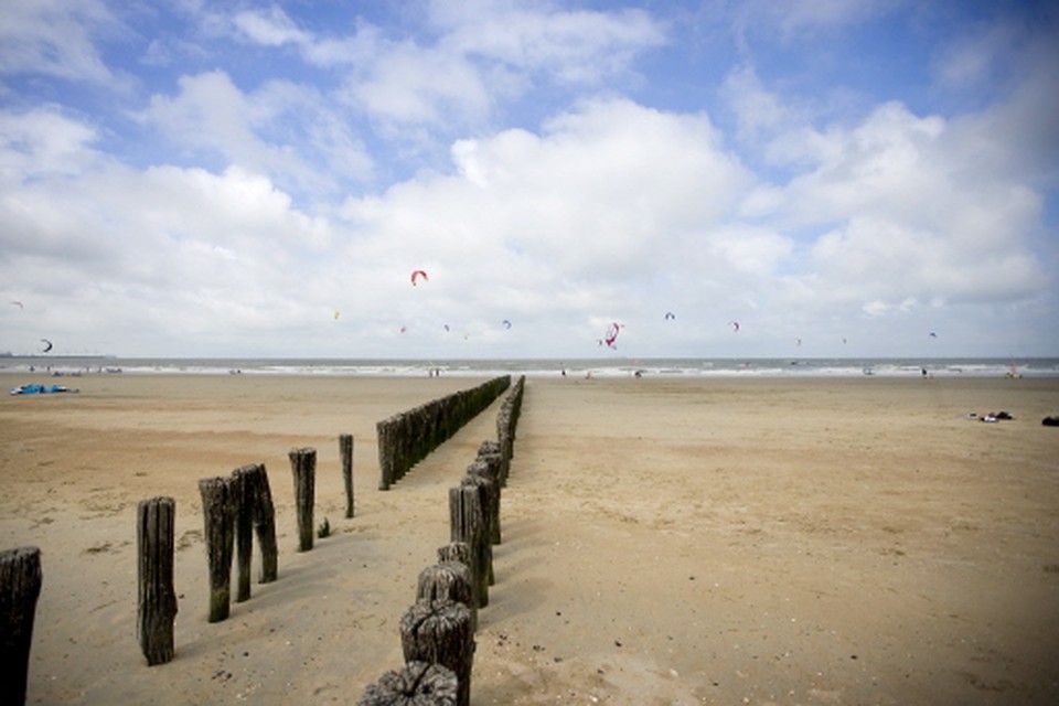 Boven zee zweven kitesurfers. (Foto: PR)