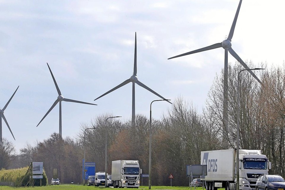 Windturbines langs de N245 in de buurt van Kalverdijk.
