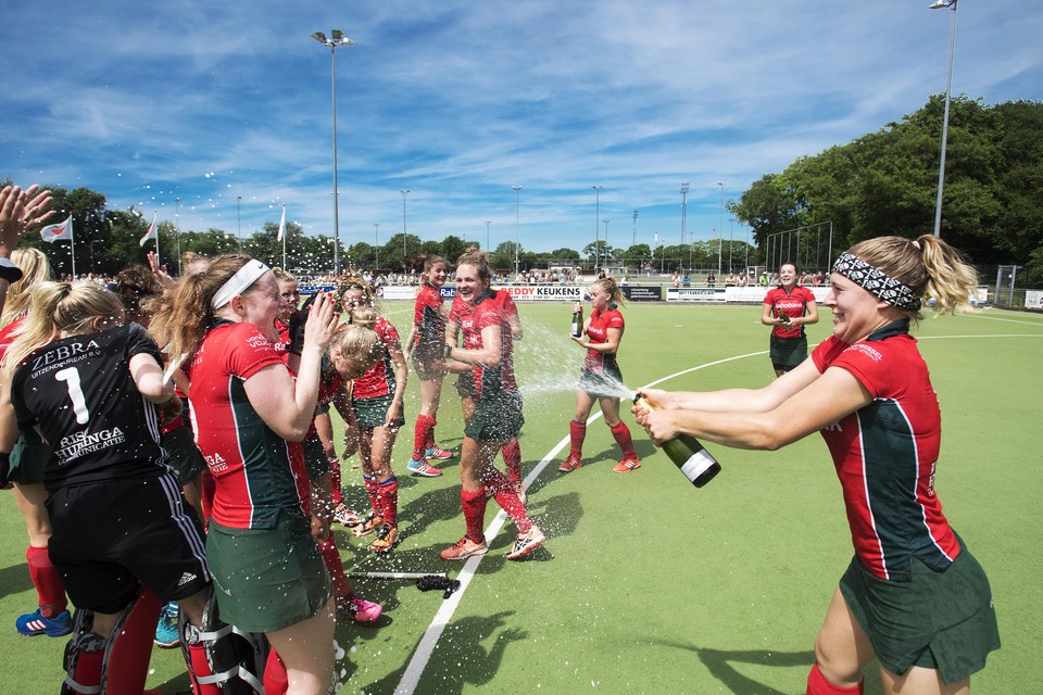 De hockeyvrouwen van Strawberries vieren in 2017 het behaalde kampioenschap tegen het Leidse Roomburg.
