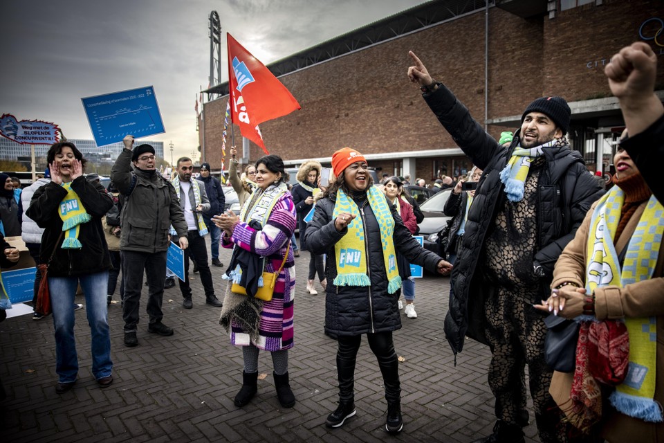 Demonstrerende leden van FNV Schoonmaak bij het Olympisch Stadion.