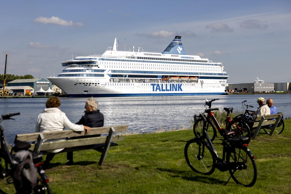 Het schip Silja Europa ligt aangemeerd aan de VOB-kade. Op het schip zullen 1000 asielzoekers opgevangen worden.