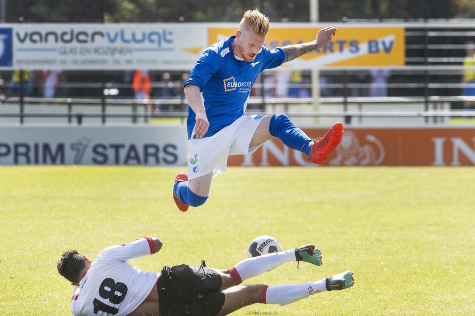 Stormvogel Roy Schoorl ontwijkt een tackle van een speler van IJmuiden.