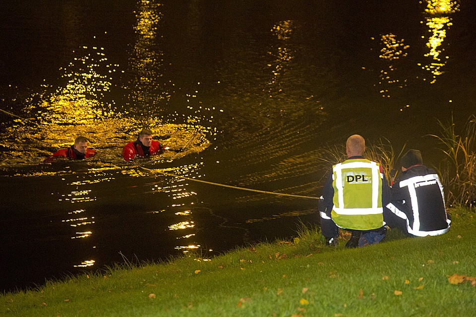 Zoektocht naar twee personen in water Schiphol WTC. Foto Michel van Bergen