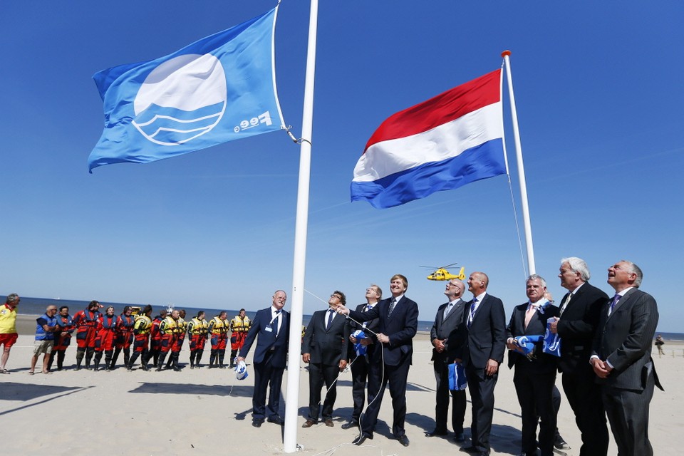 Vorig jaar hees (toen nog prins) Willem-Alexander een Blauwe Vlag in Noordwijk. foto: ANP
