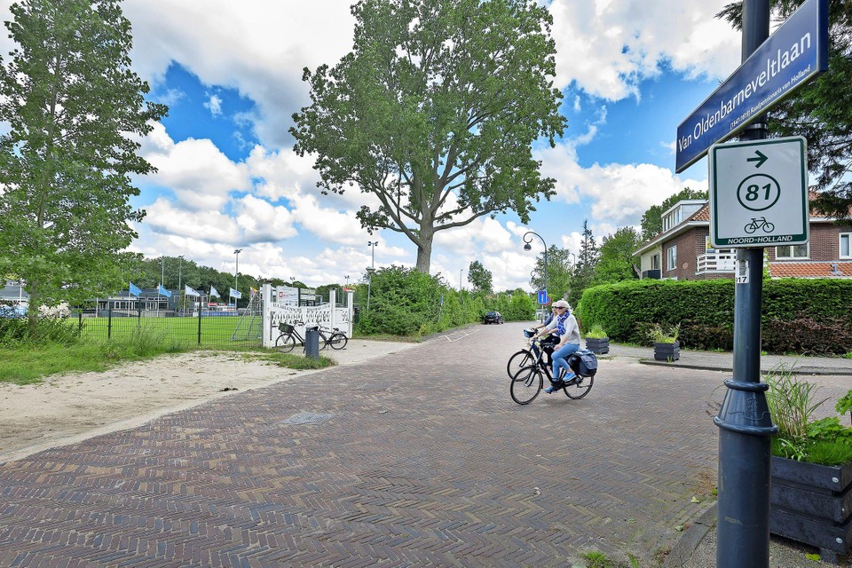 De ingang van Koninklijke HFC aan de Van Oldenbarneveltlaan.