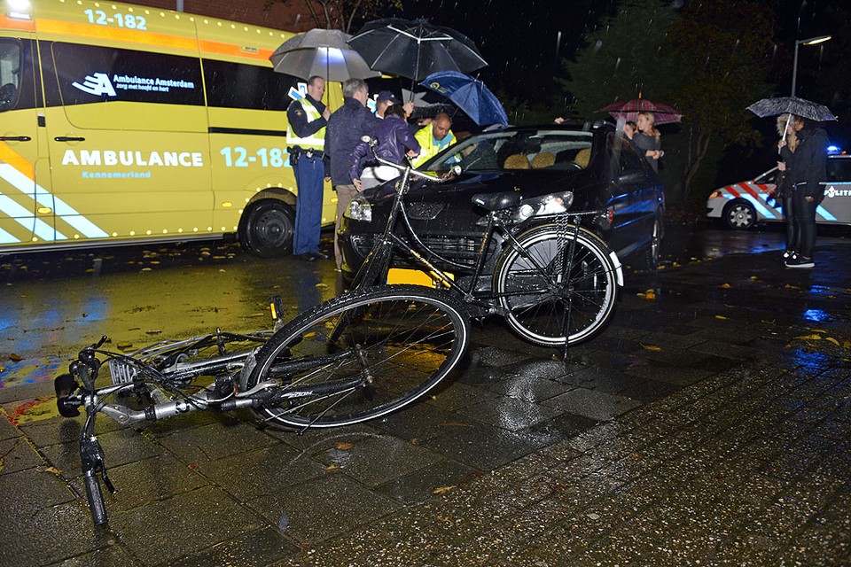 Hoofddorp: Twee fietsers aangereden op Sparresholm. Foto Eric van Lieshout