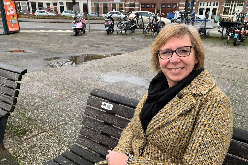 Yvonne Pos op het Verhalenbankje aan de Koudenhorn.
