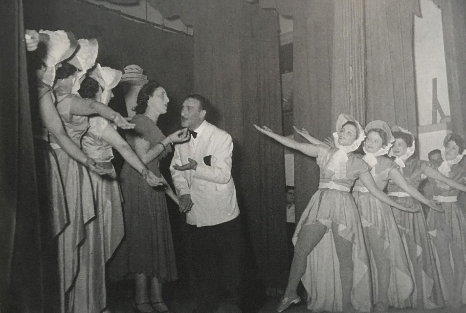 Max Tailleur in de feestelijke revue 'Kom ga sjoelen' in 1949