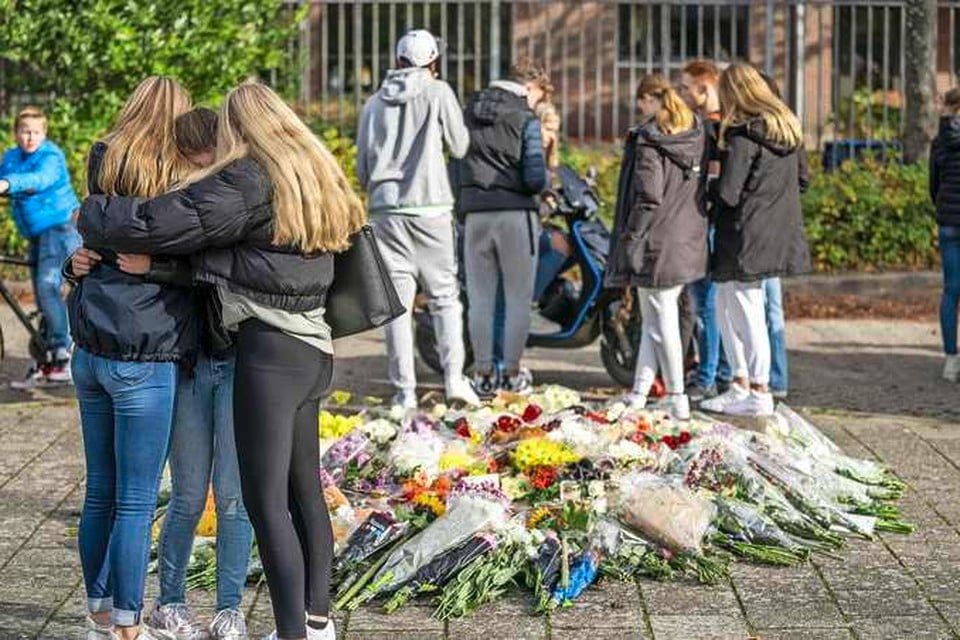 Scholieren leggen bloemen en rouwen bij middelbare school Oscar Romero in Hoorn waar een leerling overleed na een steekincident.