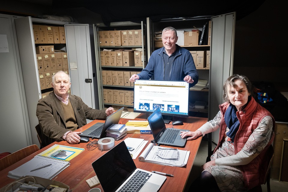 Vanaf links: Peter van der Kroef, Hein Janssen en Hanneke Naborn werken in het archief aan het jaarboek.