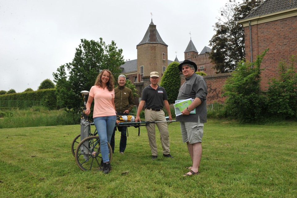 Nancy de Jong-Lambregts, Rob Gruben, Ferry van den Oever en Jean Roefstra gaan verder met hun onderzoek, nu bij kasteel Assumburg.