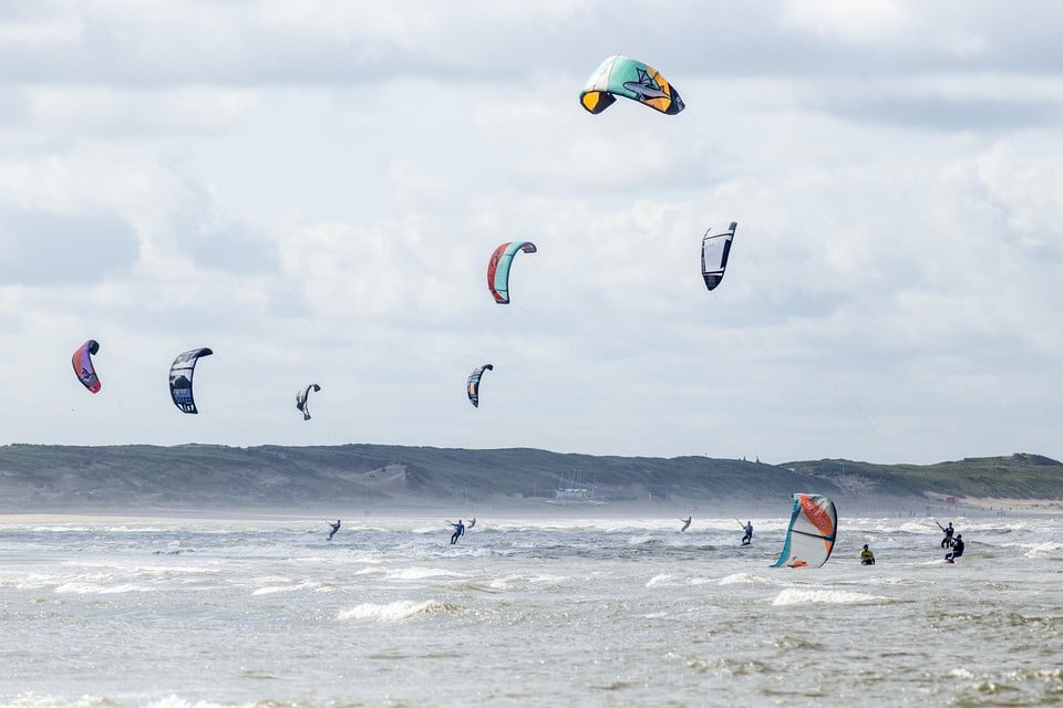 Kitesurfers komen aan in IJmuiden tijdens tocht van Hoek van Holland naar Den Helder.